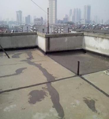 上饶市漏水维修 楼顶漏水是什么原因，楼顶漏水维修方法是什么?